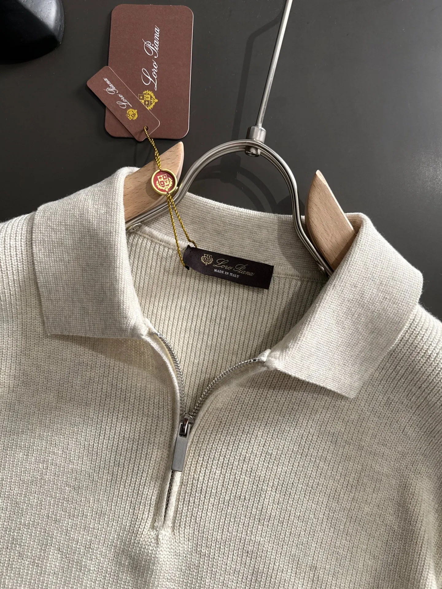 Next day shipment LP high quality Loro Piana 26ss New Arrival men's short-sleeved T-shirt Made of combed cotton yarn knitted cotton fabric, no pressure when entering and exiting the counter Exclusive control of raw materials It feels substantial when weighed, and the upper body is more textured than ordinary T-shirts. This texture can cope with the weather easily and is suitable for both hot and cold! Loose fit design, looks noble. The only correct version is available Size: M to XXXL